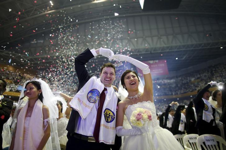 Reuters's tweet photo. Thousands marry in mass ceremony in South Korea https://t.co/7vFJEzlC0U https://t.co/JNDhq1oeCm
