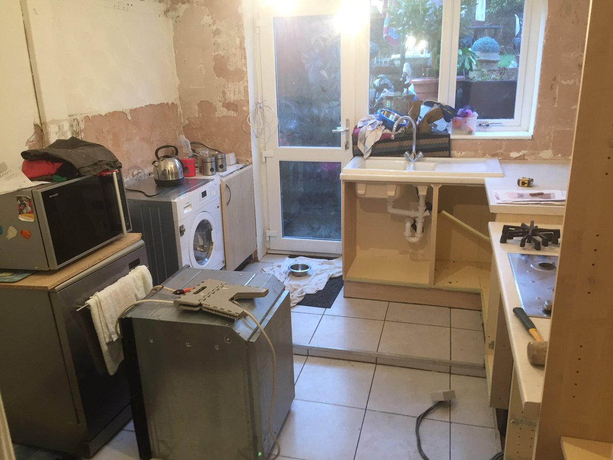 tbjandp's tweet photo. Small 2 section kitchen on 2 levels (before) https://t.co/QKexeKPLI4