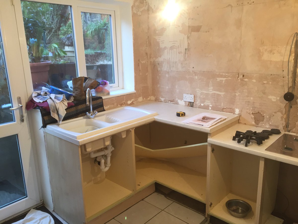 tbjandp's tweet photo. Small 2 section kitchen on 2 levels (before) https://t.co/QKexeKPLI4