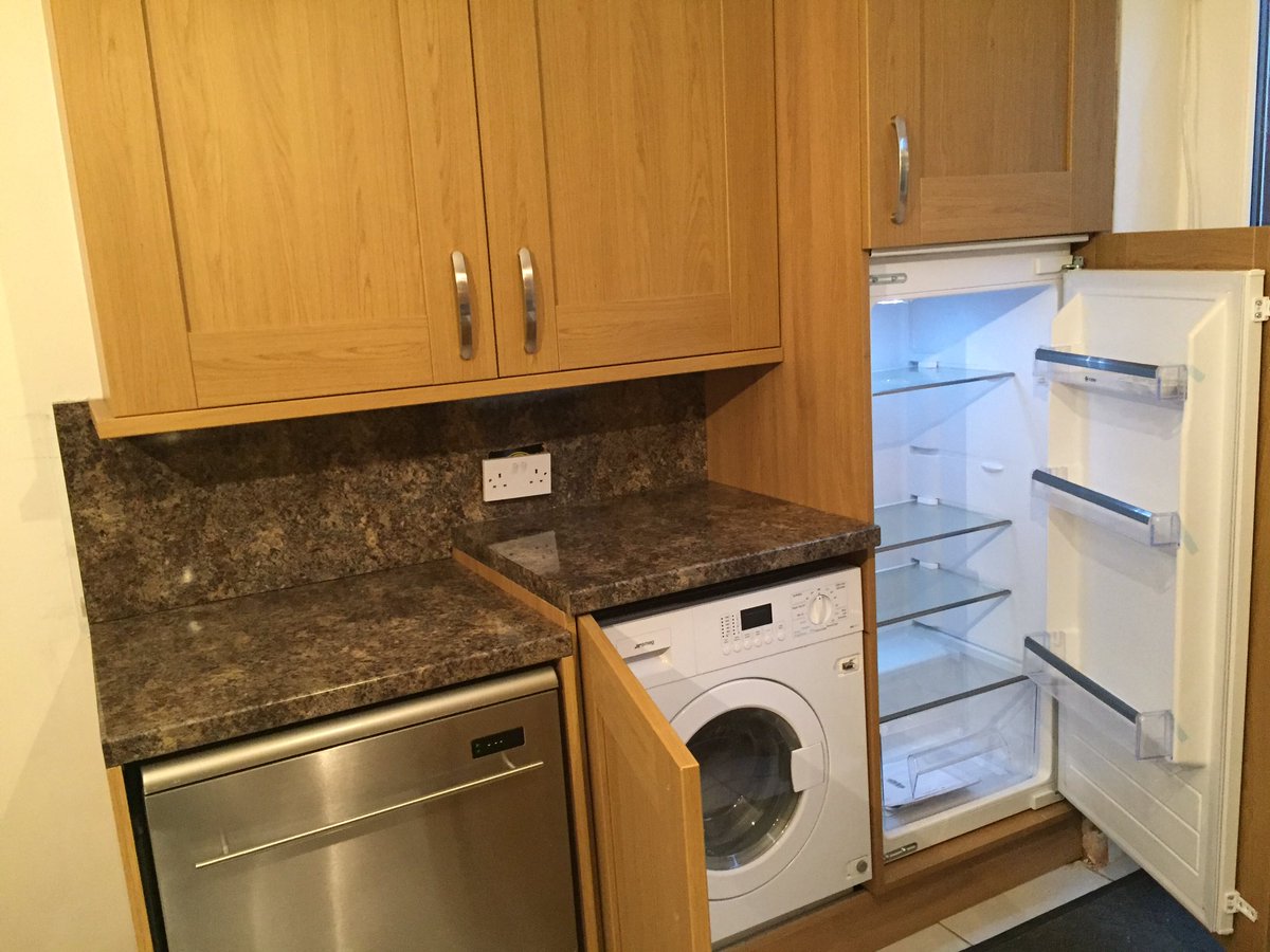 tbjandp's tweet photo. Small 2 section kitchen on 2 levels (after) integrated appliances with full height splashback. #sheffieldissuper l https://t.co/HcFreIOKpx