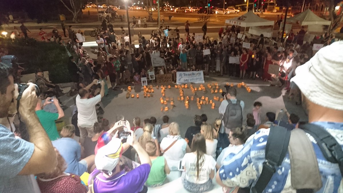 Elisabeth_Moss9's tweet photo. #leththemstay #babasha #LadyCilento https://t.co/NQcOMtKSg3