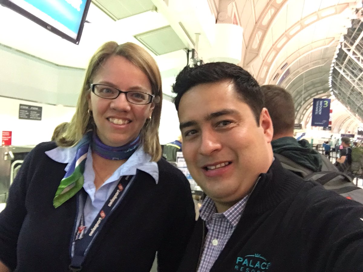 Just_JCCalderon's tweet photo. Airport pack? #NoProblema @airtransat 's #OptionPlus best way to bypass the lines incredible service. Thanks @pdc69 https://t.co/dajSEUnvIB