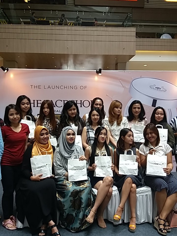 KawaiiBeautyJP's tweet photo. It's a wrap! Terima kasih untuk semua yang telah mengikuti #ccworkshop @TheFaceShopID &amp; @JeanMilka 😙😙 https://t.co/RNfao0pnPf