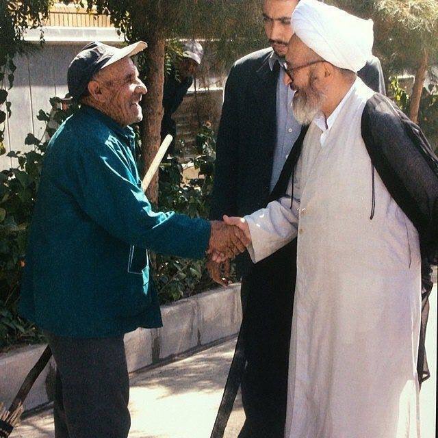 المرجع الكبير الشيخ جعفر السبحاني يبتسم و يسلم بكل محبة على احد عمال النظافة الشرفاء الكادحين .
.
<a href="/rt_2s/">للملـMirza hyderـيون</a>