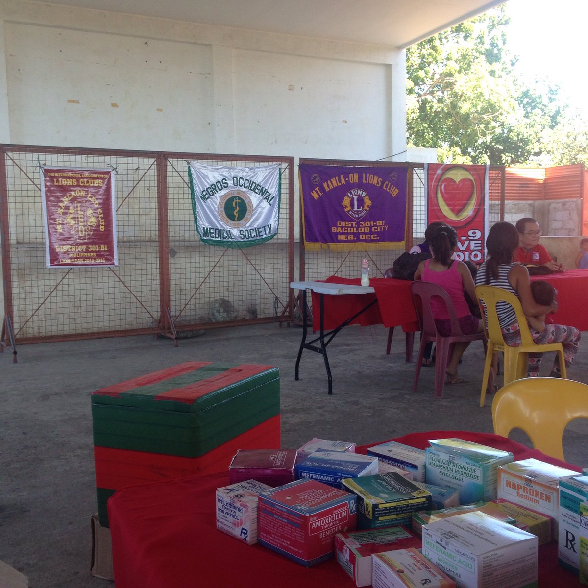 LEOmtkanlaon's tweet photo. Earlier. Medical mission at Purok Gonzaga, Brgy. Taculing with Mt. Kanlaon Lions Club #weserve #leoclub #lionsclub https://t.co/POsJdJyXrS