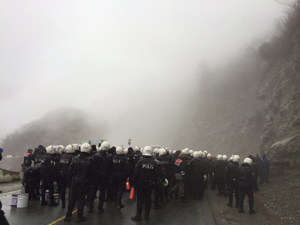 Cankurtarandan #Artvin'e geçişlere izin vermiyor İçişleri Bakanlığı yolun kesilmesi talimatı vermiş #ArtvinDireniyor