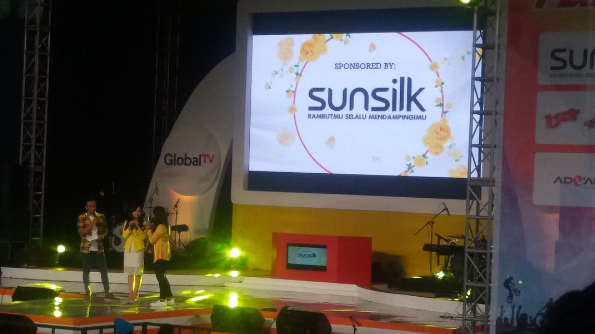 Karina Salim is on stage! <a href="/SunsilkID/">Sunsilk Indonesia</a> #PensiFair_Sunsilk