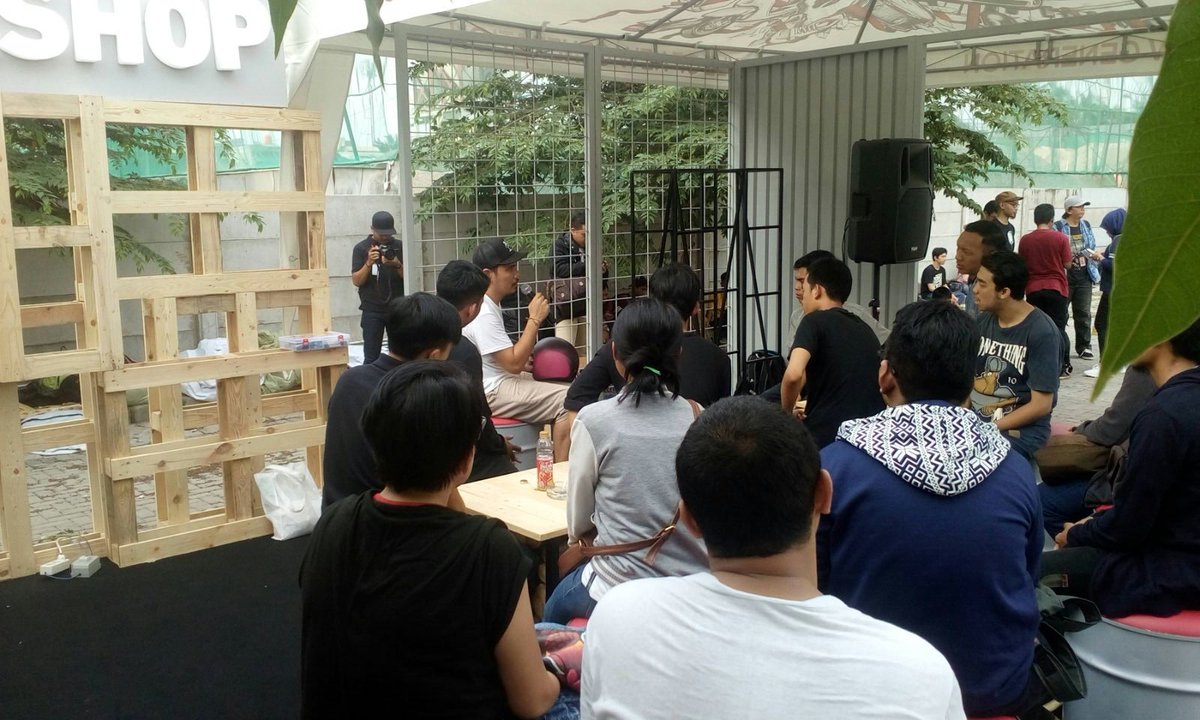 _Generation_G's tweet photo. Mural yang artsy dan workshopnya di #UrbanGiGs https://t.co/Of3sJBbdY0