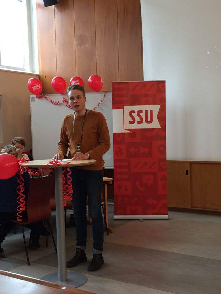 SSUkronb's tweet photo. "Vi måste stå upp för våra värderingar det kommande året" -@adrian_ericson hälsar på #pamp2016 https://t.co/71YZ12Y5ws