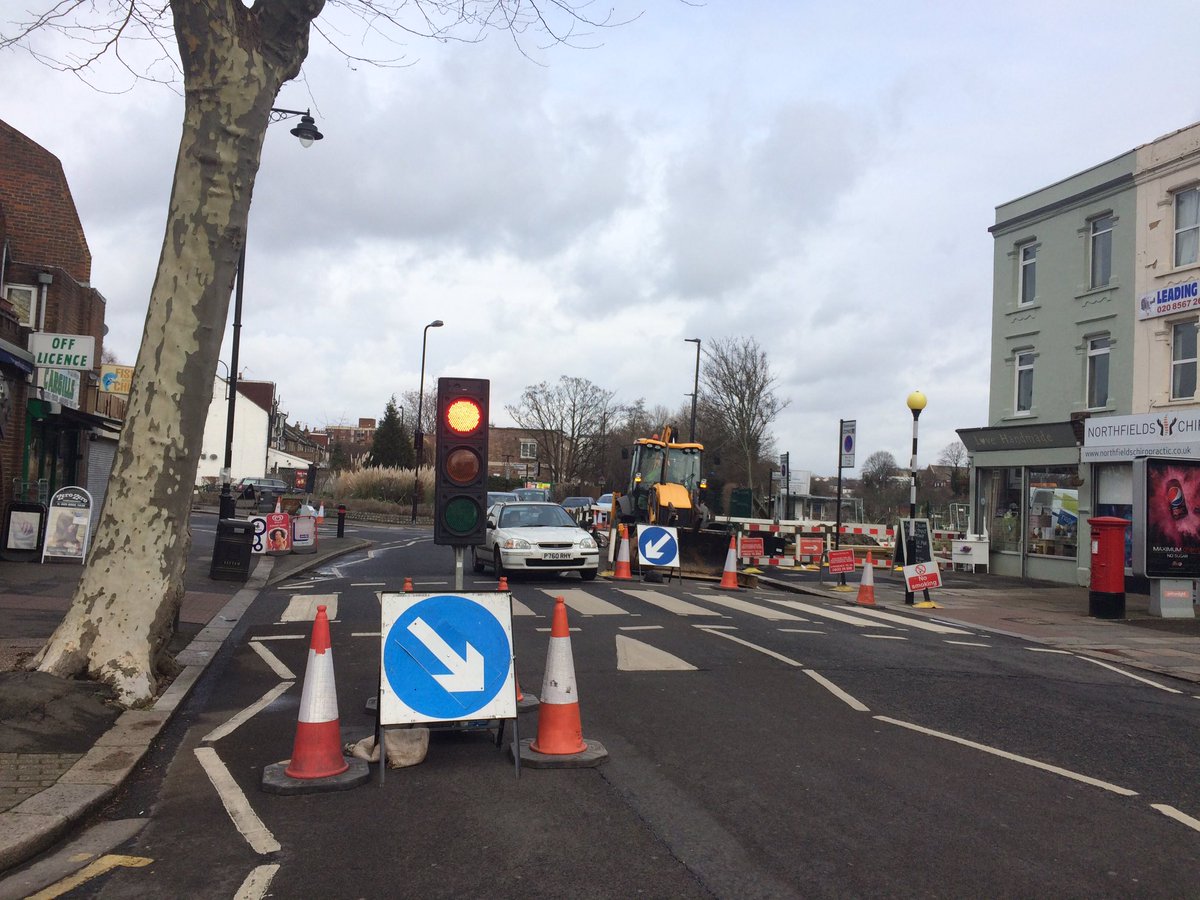 clicooke's tweet photo. Avoid #NorthfieldsAve #Ealing
Temp traffic lights and roadworks https://t.co/uXYaAouNf8