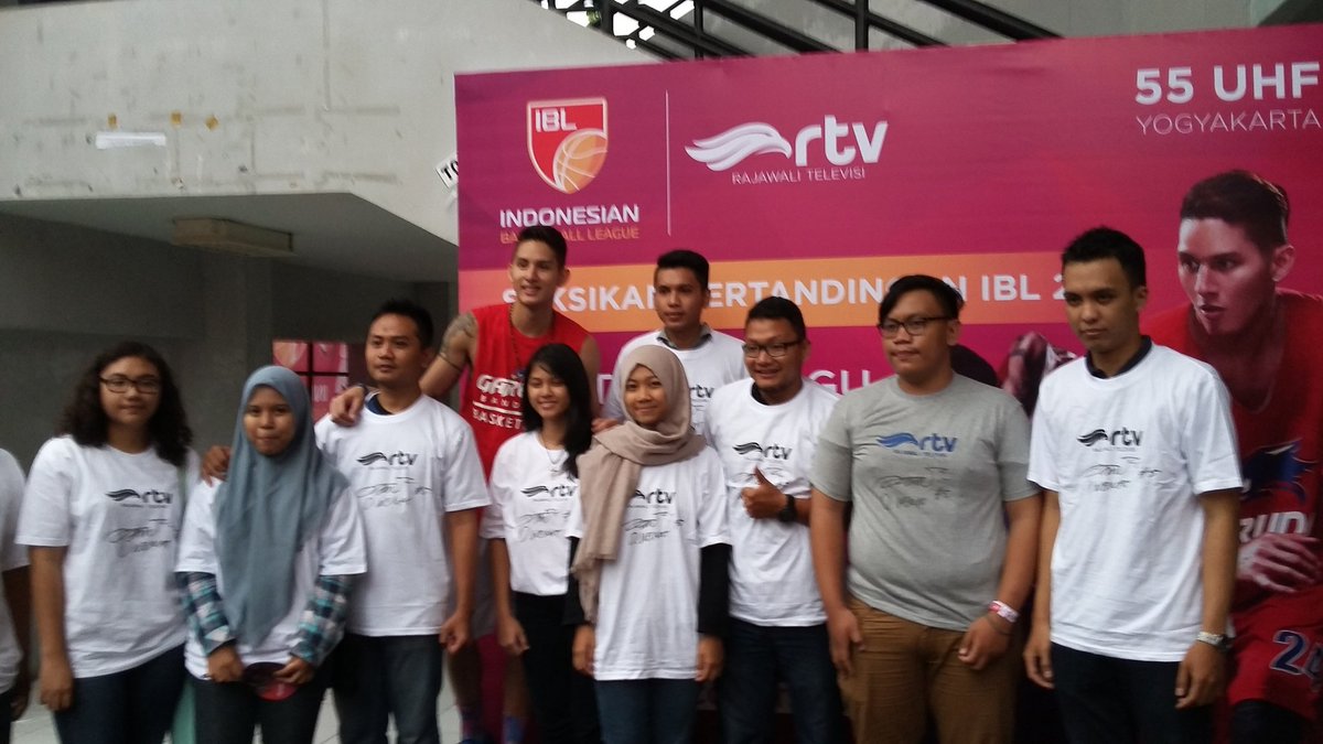 bangloe's tweet photo. Meet &amp; greet with @danielwenas5 at booth @langitRTV on @IBLindonesia seri 3, Jogjakarta
#iblonrtv https://t.co/8jYqHJMsn1