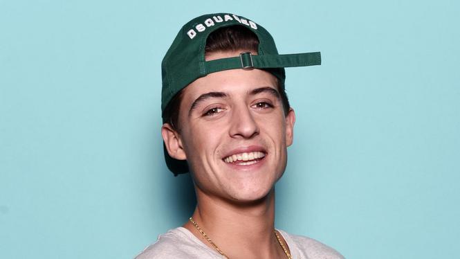 volkskrant's tweet photo. Onze gids van deze week is @LilKleine. 'Ik vind Justin Bieber even lijp als Elvis of Hazes' https://t.co/PPL1Wcd3QW https://t.co/VFCMc5vf3s