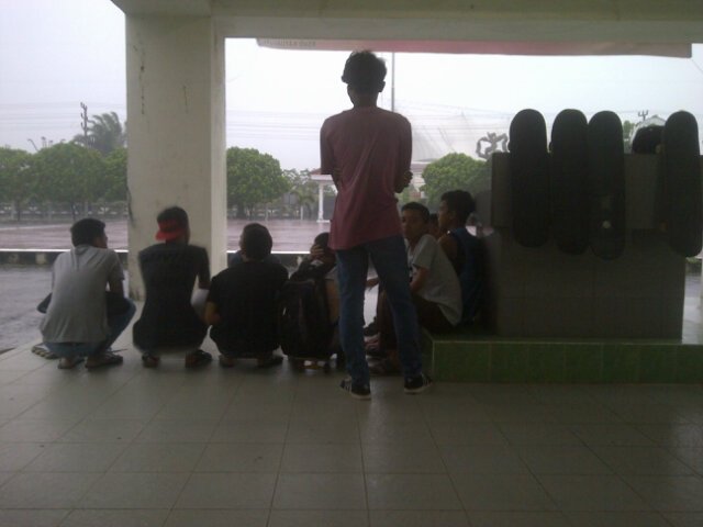 TSkateKyg's tweet photo. Para rider kita lagi kehujanan.. #skatepark #Gobmxsesson2 #CitizensOfSkateistan #SupportYourLocalSkateshop https://t.co/Pi7Yxq680q
