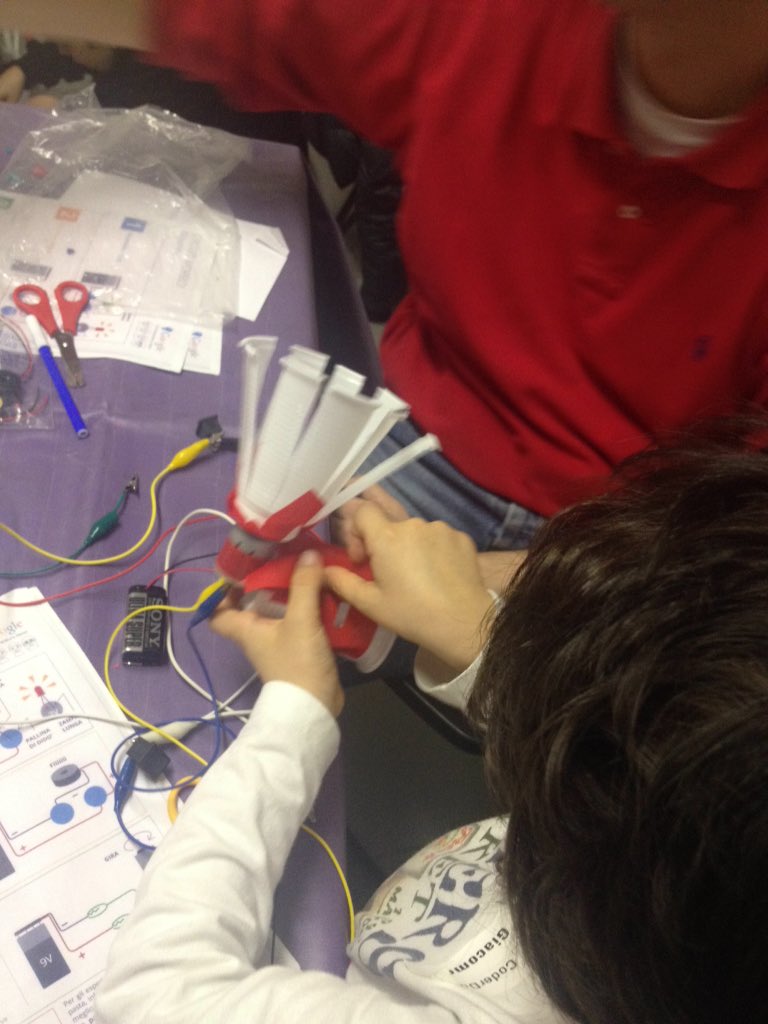 CoderDojoMi's tweet photo. Il mulino elicottero #coderdojomi https://t.co/6rEQ2dai4Z