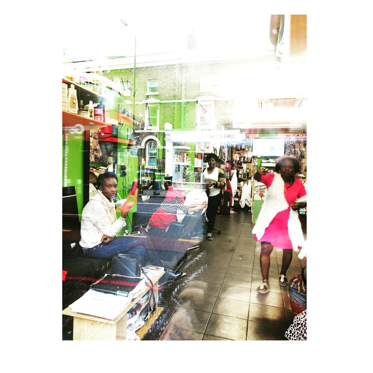 vickycampetella's tweet photo. ¿Nos pueden prohibir sacar una foto al interior de una tienda toda vidriada? https://t.co/BlsaILcr2L