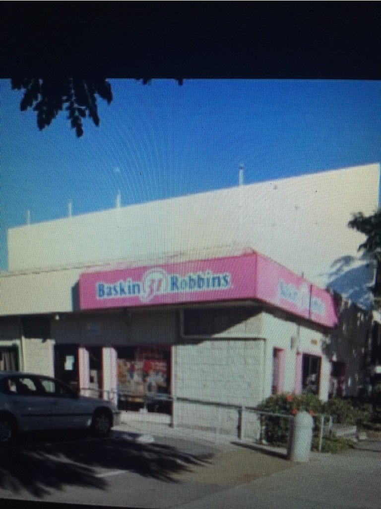 m_0g's tweet photo. هذه الصورة هي لفرع باسكن روبنز الذي كان يعمل به باراك أوباما بمدينة هونولولو في هاواي..
الحياة طموح وأمل! https://t.co/Q2fqiN0fFm
