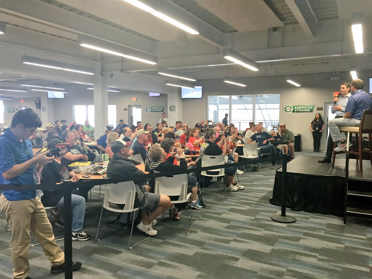 Great to meet a very dear fan of mine, Irene, and talk with an awesome group of fans at @DISupdates this morning.