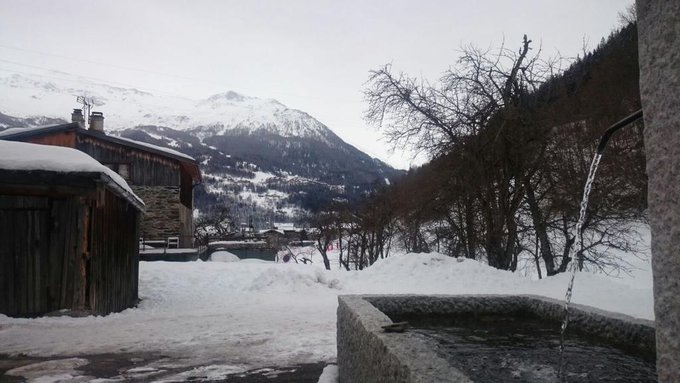 3 pic. En tournage pour @dorcel dans un chalet a la Montagne @Cara_StGermain @NikitaBellucciX @RicoSimmonsX