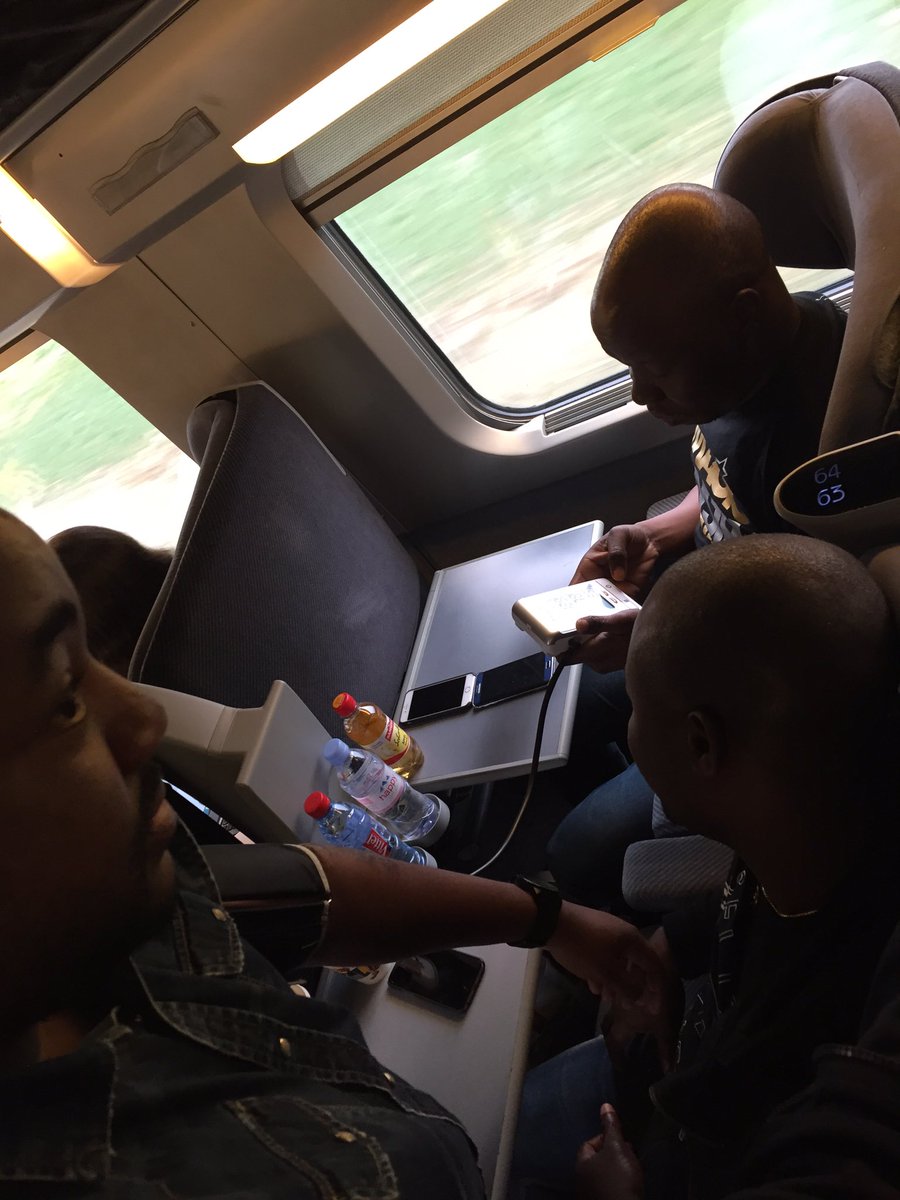 MagicSystemOffi's tweet photo. @asalfomagic joue le médecin du travail @tino_kohou @Manadja93 @RnbProd @goude_magic @DansLeTGV https://t.co/eKunwtPAJY