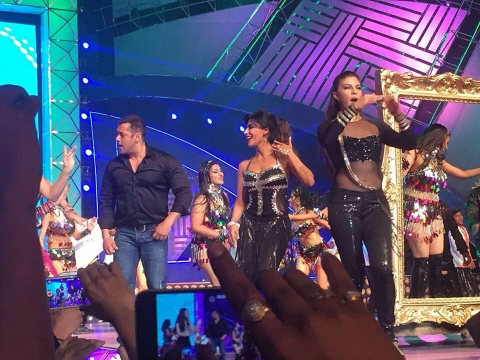 _Varunitripathi's tweet photo. Salman khan ,s musti funfull dance in surat #DabangLIVE concert https://t.co/tKXvP4p3tw