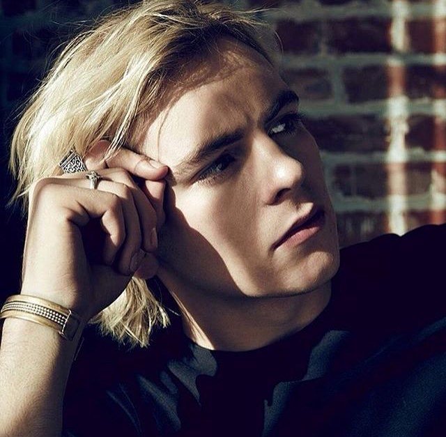 RossLynchJapan's tweet photo. かっこいいRossさん😎 絵になります✨

#VoteRossLynch #KCA https://t.co/hVQN8GKlea