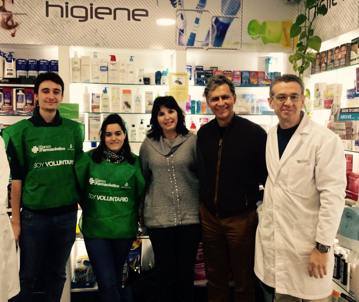 Farma_Mustieles's tweet photo. Jaime, Ana, Carmen, Juanma y Ramón, juntos contra la pobreza farmacéutica. @KaribuAsoc @BF_Esp #20Ftodosalafarmacia https://t.co/yR9VmZ2uzC