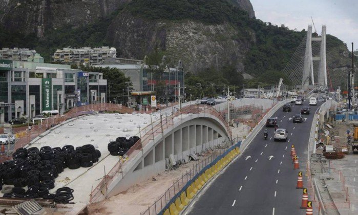JornalOGlobo's tweet photo. Rio 2016: Paes alerta para risco de atraso na Linha 4 e propõe corredor de ônibus. https://t.co/osEmXu2KZt https://t.co/xjhMO4rHl3