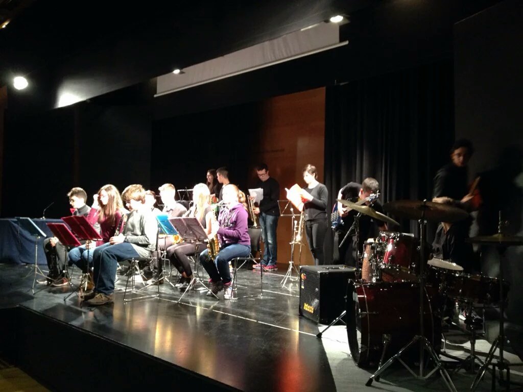AMPACanigoLH's tweet photo. Immillorable cloenda de #VIIjornadaconvivencia amb la Big Band de l'Escola Municipal de Música i Centre de les Arts https://t.co/Mdp3mS4HV5