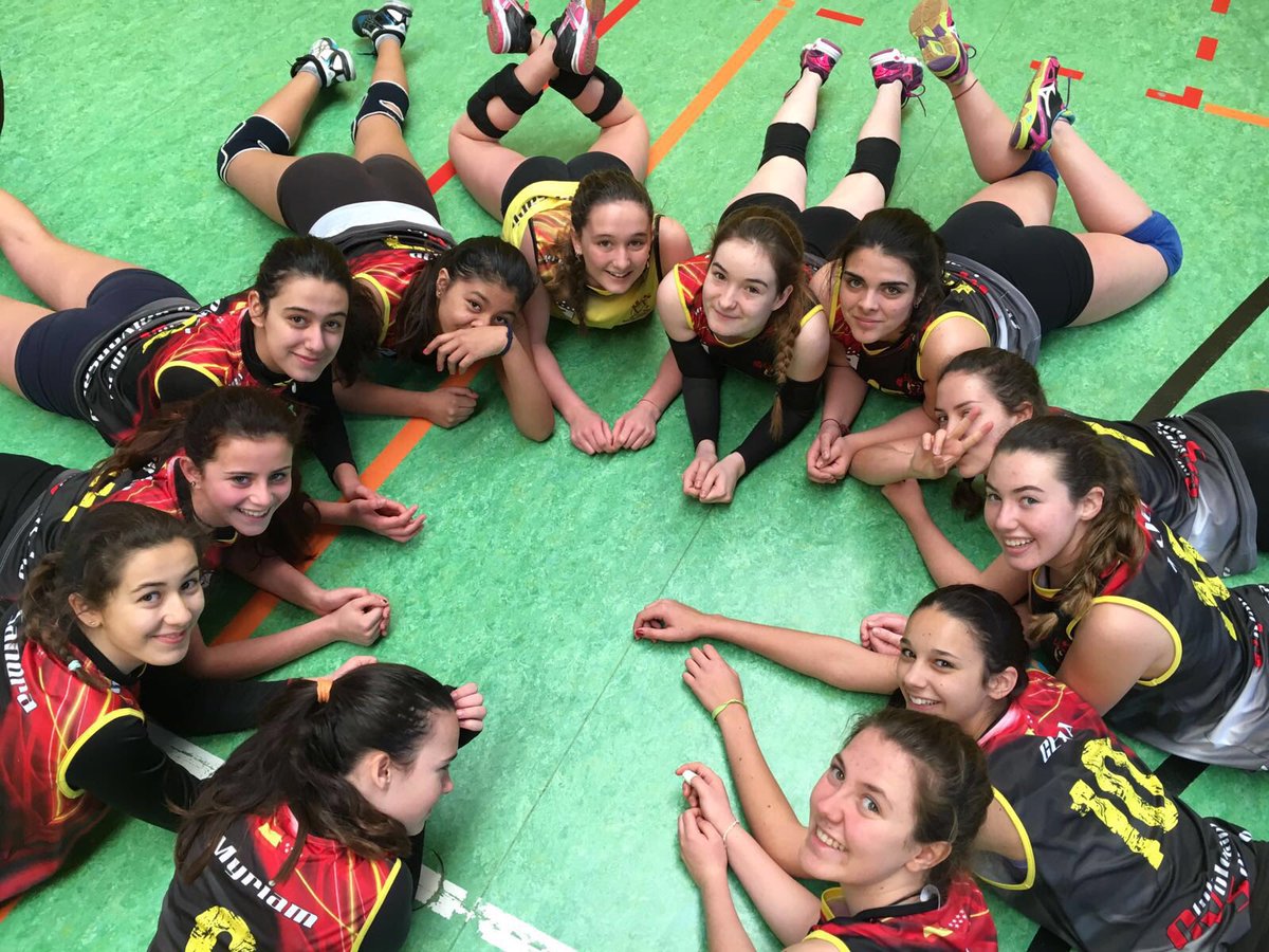 voleysanse's tweet photo. Victorias 2-1 de #infCcvs de @Diana_R09 y cómodo 3-0 del #cadAcvs de @FiaMolin #VamosCVS https://t.co/EWgrAffADh