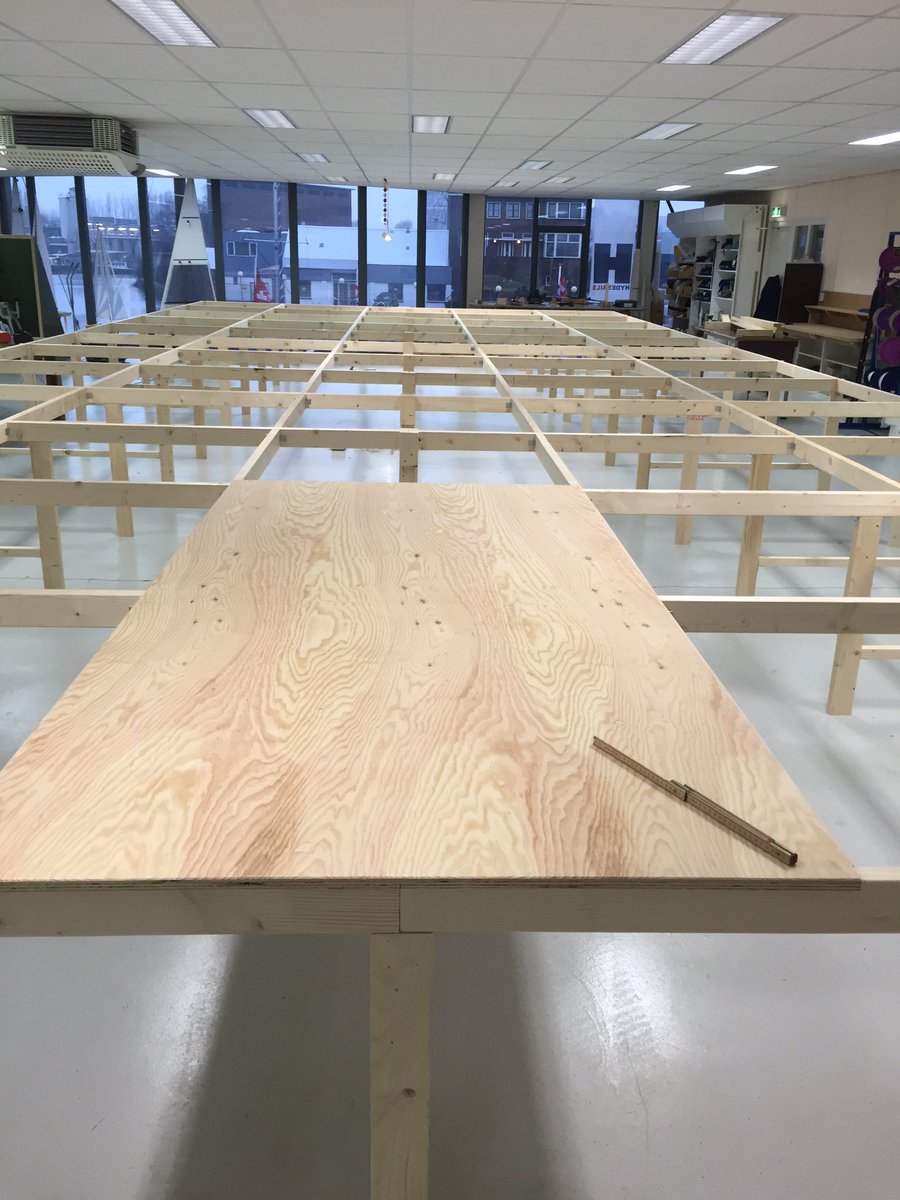 Druk aan het bouwen, tafel voor de jachtzeilen. Laat het seizoen maar beginnen....