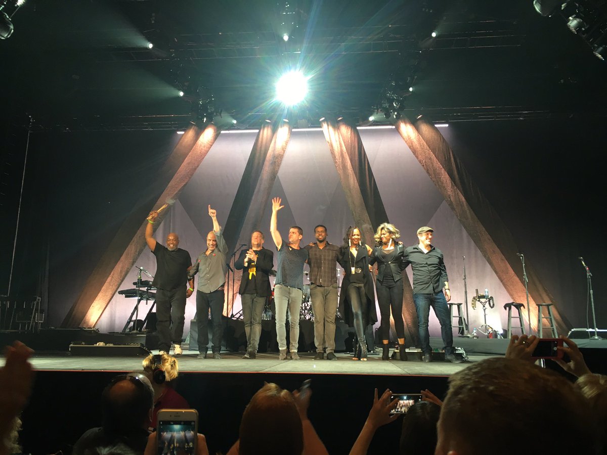 JaneisCoco's tweet photo. @ThisIsRobThomas @RodLaverArena just a little bit awesome #lovedit https://t.co/EcPftGMRiI