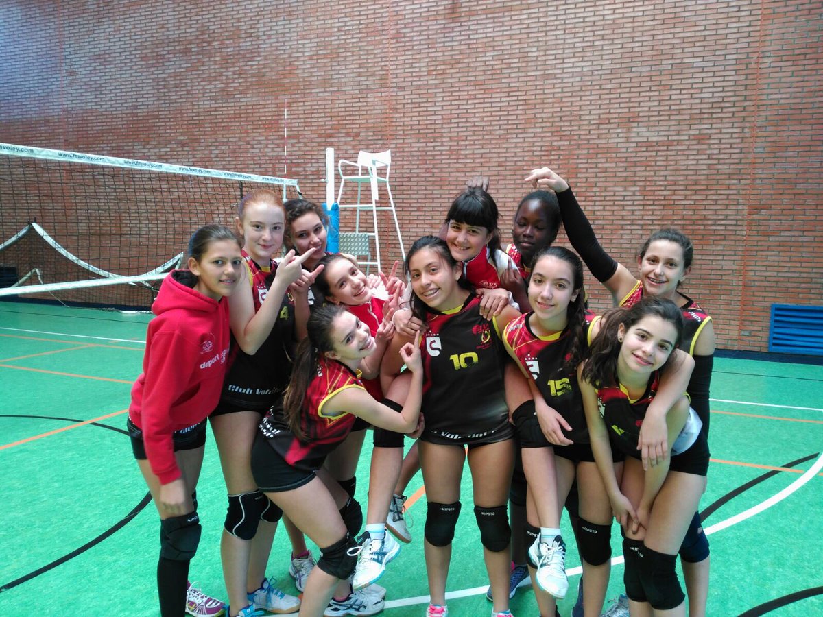 voleysanse's tweet photo. Abonadas a ganar los quintos set, esta es la lucha sansera! #infBcvs de @Ali_Oliva4 Grandes!!! https://t.co/spvZipDlzg