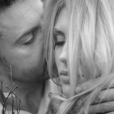 Пара любовь. Вдвоем или своим путем. Ёсано акико стихи. В отношениях только двое. Обнимает девушку.