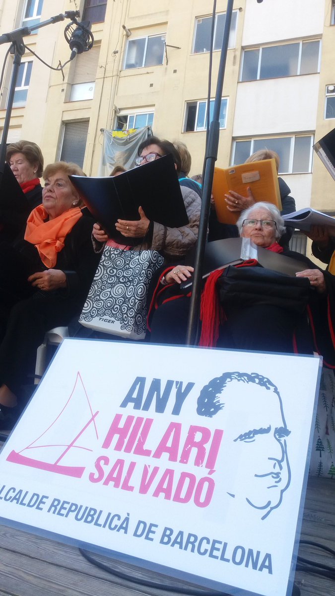 barcelona_cat's tweet photo. Veïns i veïnes de la #Barceloneta reten homenatge a l'últim alcalde republicà  #HilariSalvadó a compàs d'Havaneres. https://t.co/Nm1Dzr6Q5O