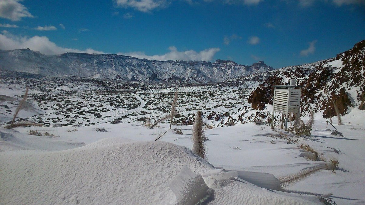 VolcanoTeide's tweet photo. Una foto del #Teide nevado para la hora de la comida / A picture of snowed Mt. Teide for lunch time! #Tenerife https://t.co/3PeBiK9IVA