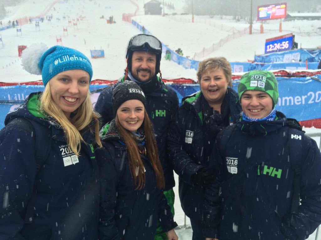 Ikke hver dag man får stå med <a href="/Kronprinsparet/">Det kongelige hoff</a> (👑) og <a href="/erna_solberg/">Erna Solberg</a> 🎉