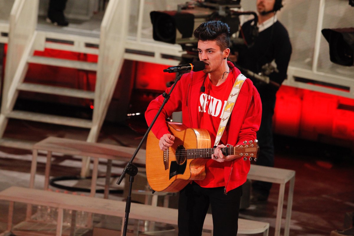 AmiciUfficiale's tweet image. Lele vince la sfida e rimane nella scuola! Quanti rt per lui? #Amici15