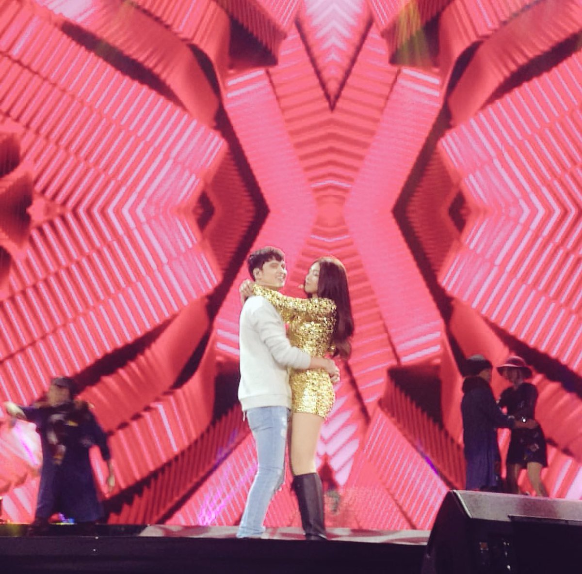 SolidJaDine's tweet photo. PURPLE OCEAN, ACHIEVED!!! 

JaDineLove AranetaConcert
#JaDineInLoveConcert https://t.co/PC3N7kEHqW