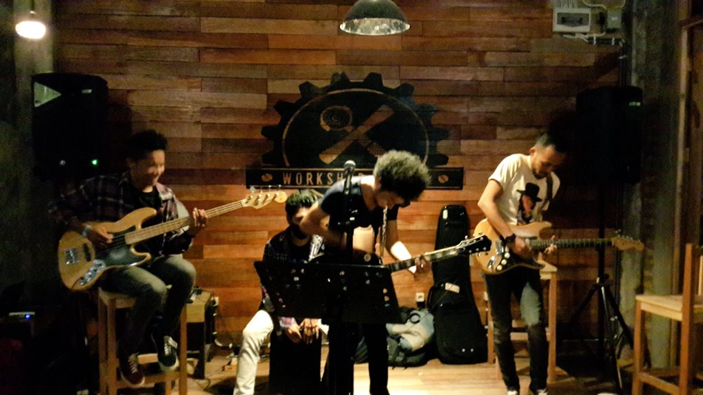MalukuBaronda's tweet photo. Ikan asar band perform at soft opening #workshopcoffeeAmbon now #ngopidiambon https://t.co/8ctuLWxvrG