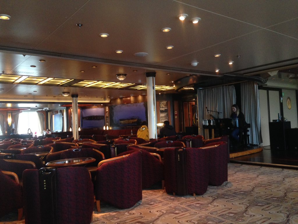 iRNY's tweet image. Writing for a game but also admiring the view and listening to some lovely piano music. Well 2/3, anyway. #splashjam