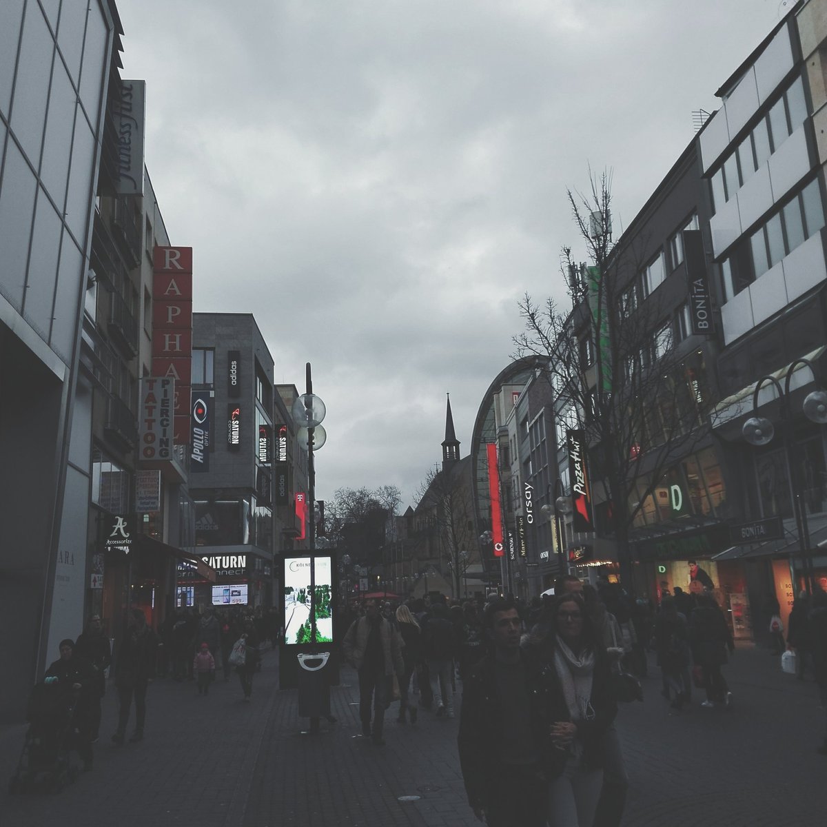 zesq1UP's tweet photo. #cologne ... Wohnen hier nicht diese ganzen reudigen youtuber? #haudruff xD https://t.co/jzuI8XhEYR