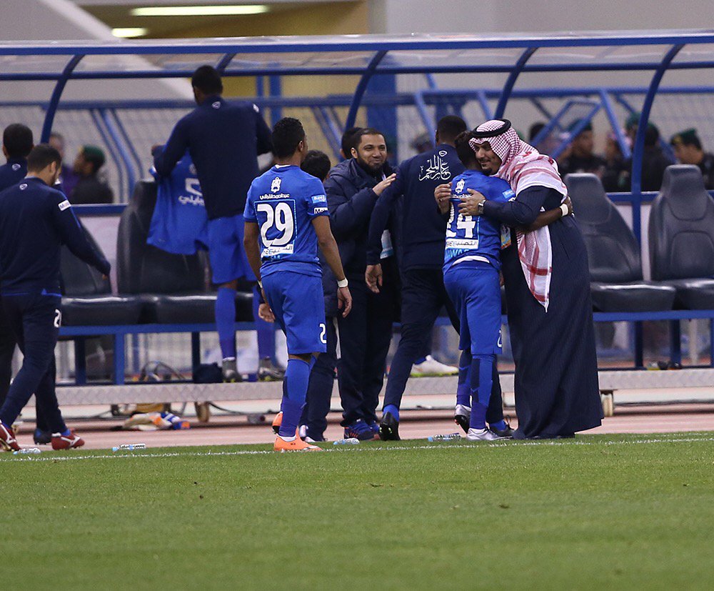 iammar_100's tweet photo. عناق من نوع خاص ..للامير مع #ناصر_الشمرني و #نواف_العابد بعد تسجيلهم الهدف 😍💙!! 

#عدسة_عمار_الملحم #الهلال https://t.co/YOjJPM8G9l