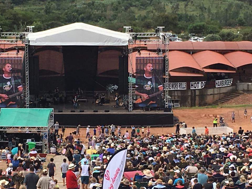 Meer as 7000 mense by #Mannavirdieboere konsert vir #boere wat swaarkry in #droogte <a href="/MannaVirBoere/">Manna vir die Boere</a> <a href="/JohnDeereAfrica/">Jeremy</a>