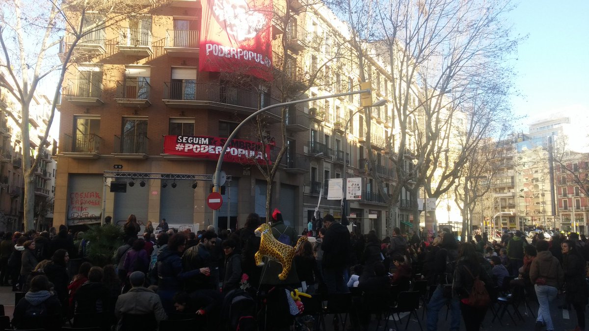 Acampadabcn's tweet photo. Familia, amigos y mucha gente que ha conocido o no a Pablo, lo recuerdan delante d La Rimaia #SembremosPoderPopular https://t.co/C7uYRRW7sk
