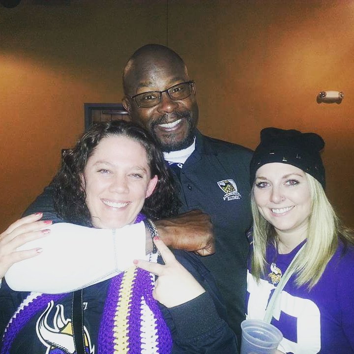 NikRenee007's tweet photo. Hanging with @HenryThomasNFL! Nice to meet you! https://t.co/oISV7rk7Fo