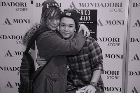 R5Cyrus's tweet image. #AskAlberico Cosa hai provato durante il primo firmacopie del libro a Milano? Io ero li❤ ti amo