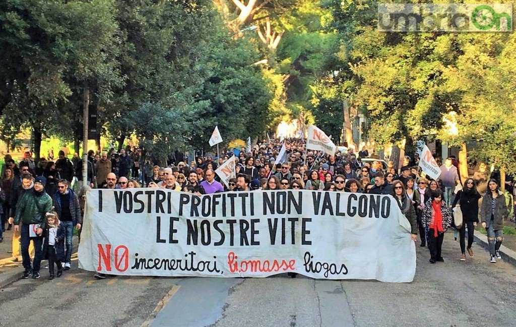 Terni, No Inceneritori: il corteo fa il 'pieno' - umbriaon.it/2015/terni-no-…