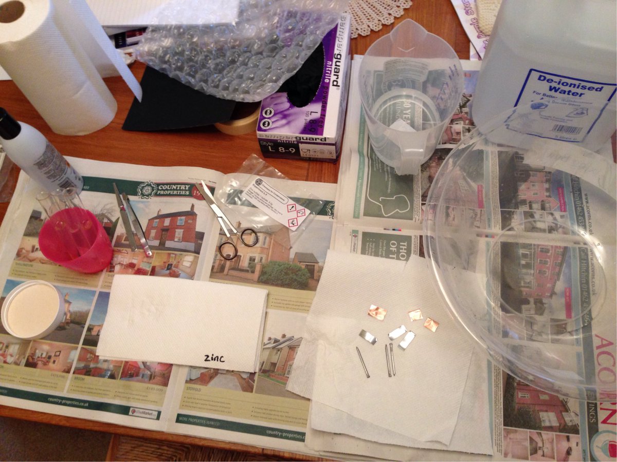 EmilyPrevCons's tweet image. Dinning table on experiment day #Chemistryforconservators