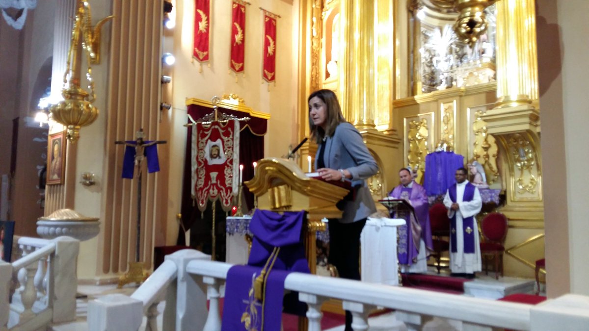AytoArchena's tweet photo. Policía Miguel A.Carrillo nombrado nazareno 2016 por #Cofradia Cristo Sangre.Asiste Alcaldesa #Archena y Corporacion https://t.co/HpAcesy38g