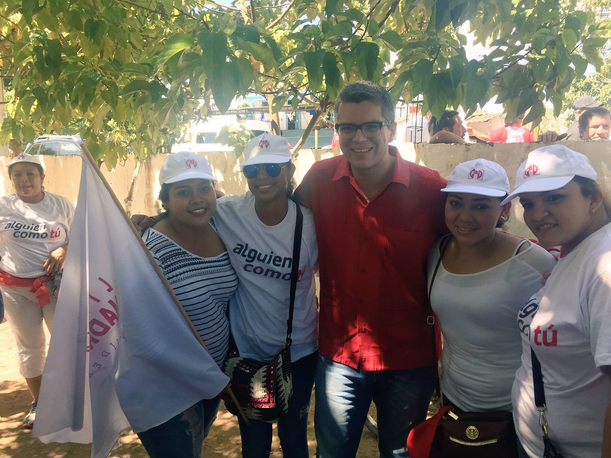 RJXMex_Tab's tweet photo. Los jóvenes de Centro recibieron con gran emoción a @CJamesBarousse quien estuvo en la ciudad para apoyar a #LIMM https://t.co/2gY289AV4J